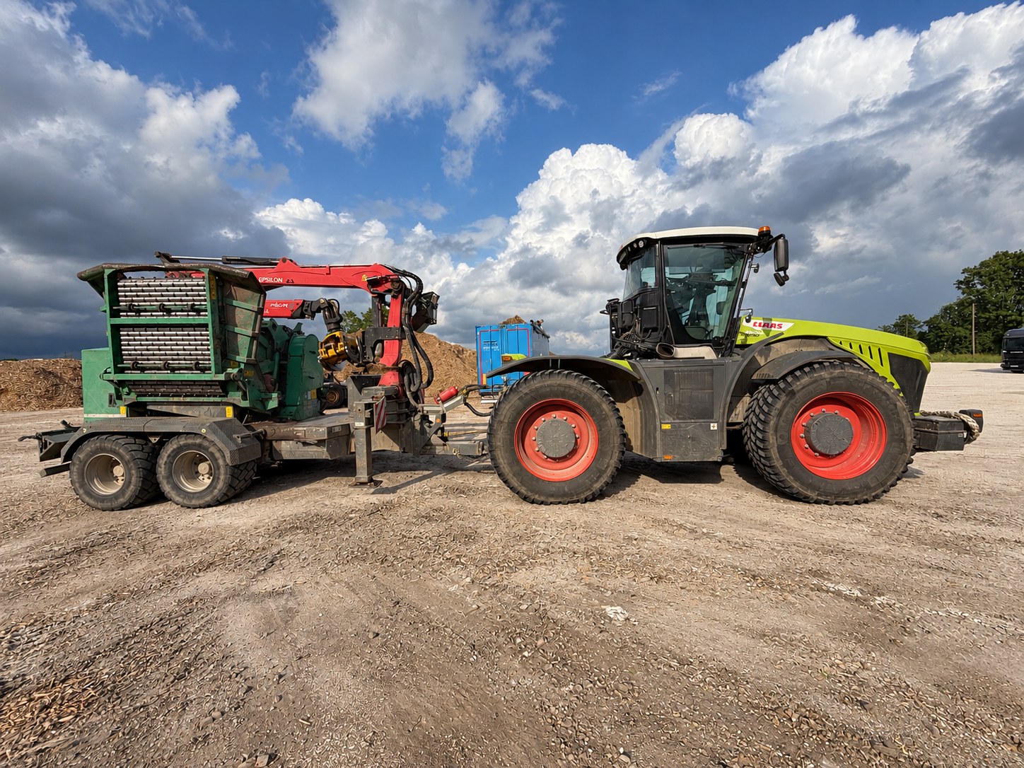 CLAAS XERION ja JENZ HEM 593 R hakkurikomplekt