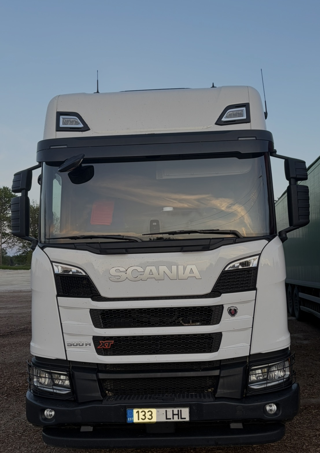 Valge Scania liikuva põrandaga hakkeveokomplekt